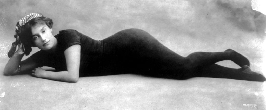 Annette Kellerman in haar eendelige zwempak.