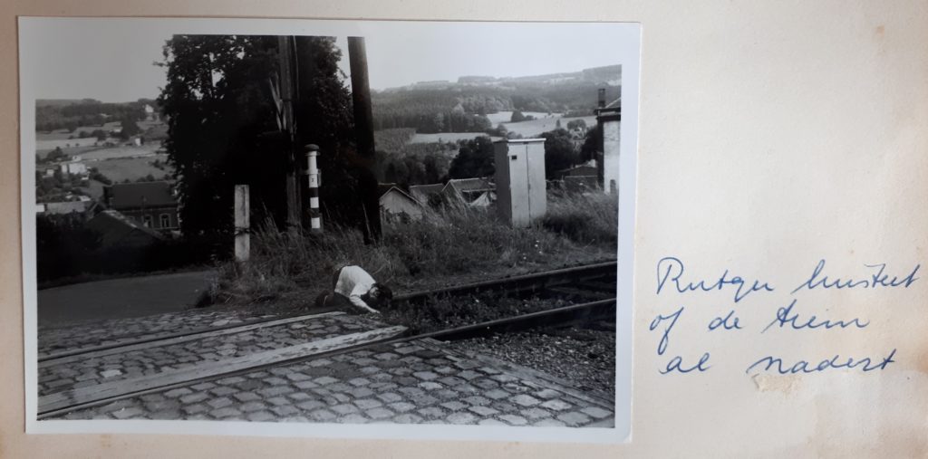 Foto uit plakboek van Rutger luisterend aan de spoorrails