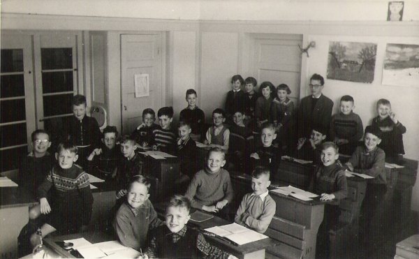Cornets de Groot in ±1958 als onderwijzer aan de Ir. Lelyschool, Ketelstraat 23 te Den Haag.