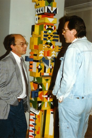 Cornets de Groot en Henk Flinterman bij een sculptuur van Jan Elburg in het Letterkundig Museum in Den Haag op 10-9-1986.