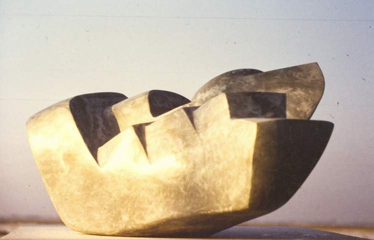 Jef van Leeuwen, zonder titel, Italiaans marmer Bardiglio, 26 x 51 cm.