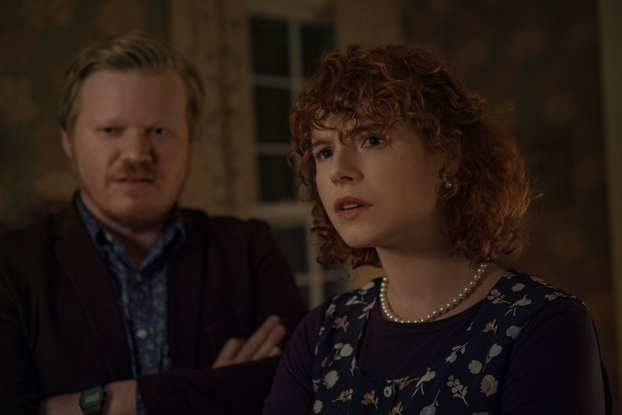 Film still met Jessie Buckley en Jesse Plemons 