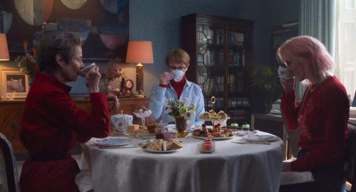 Charlotte Rampling, Cate Blanchett, Vicky Krieps drinken thee