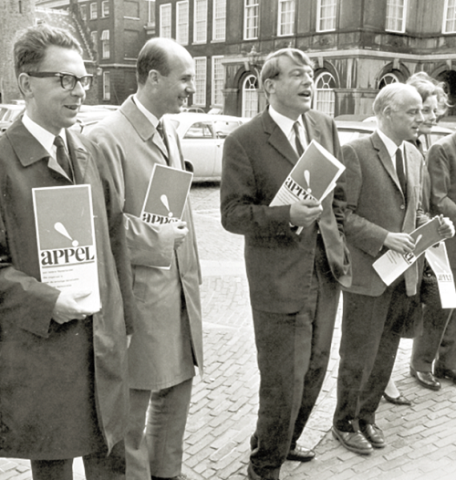 Van Mierlo met mede-oprichters op het Binnenhof 