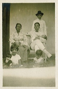 Komot, Willem-August, Piet met Rudy in zijn armen, zus Louise op de voorgrond.