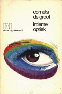 Versozijde van het omslag van 'Intieme optiek'