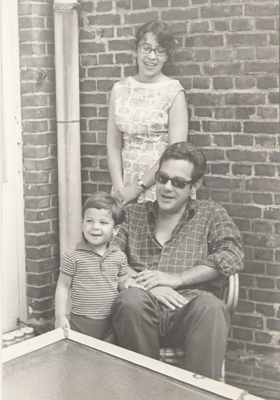 Louise Heeresma-Cornets de Groot, Heere sr. en hun zoon Heere jr. in hun woning op de Hanenburglaan in Den Haag, ± 1966.