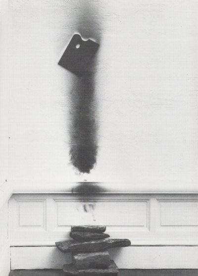 Yannis Kounellis, 'Zonder titel', 1980. 260 x 66 x 35 cm, natuursteen, palet, sporen van vuurhaard.