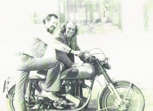 Rudy Cornets de Groot met Evert Verschuur, gierend van de lach bij een motorfiets