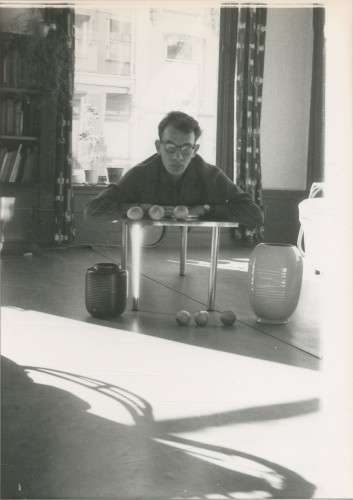 Planeten en een zwevende Cornets de Groot, thuis op de Denneweg in Den Haag, 1960.