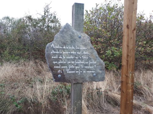 Frans gedicht op een bord